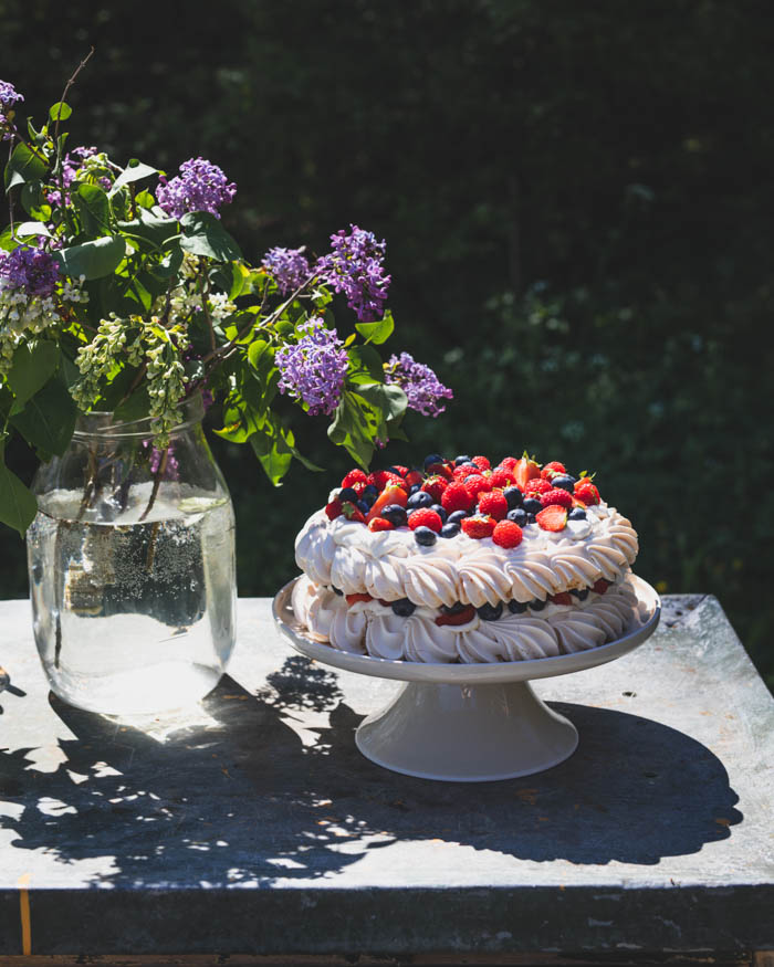 Pavlova – herkullinen marenkikakku raparperilla ja marjoilla